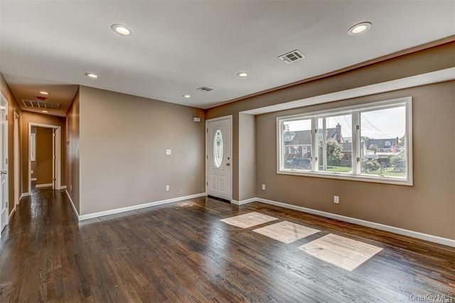 218 E Alhambra Avenue, Lindenhurst, NY 11757