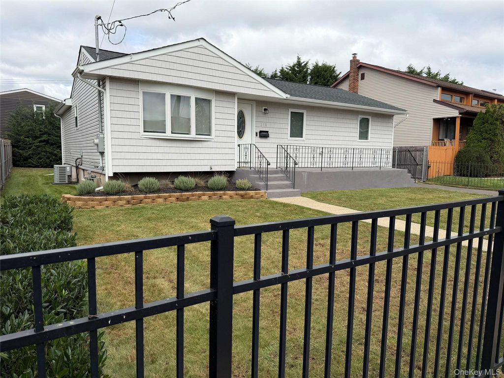 218 E Alhambra Avenue, Lindenhurst, NY 11757 — exterior