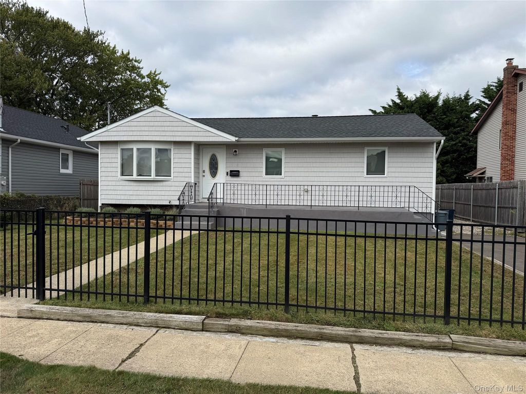 218 E Alhambra Avenue, Lindenhurst, NY 11757 — photo 2