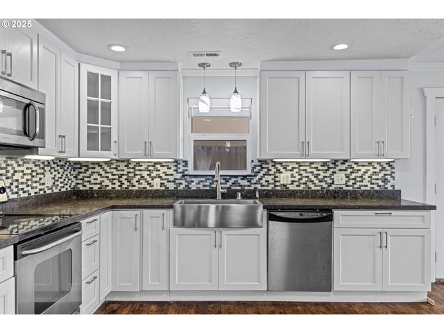 1713 MAPLE St, Myrtle Point, OR 97458