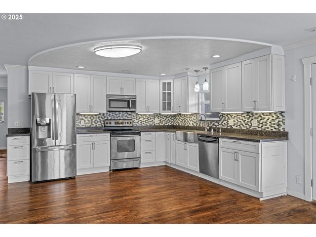 1713 MAPLE St, Myrtle Point, OR 97458