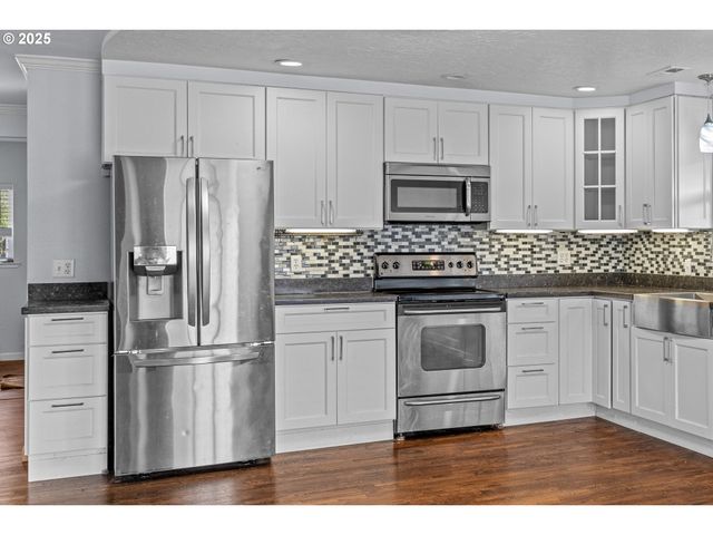 1713 MAPLE St, Myrtle Point, OR 97458