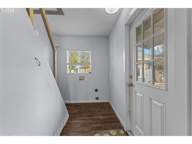 1713 MAPLE St, Myrtle Point, OR 97458