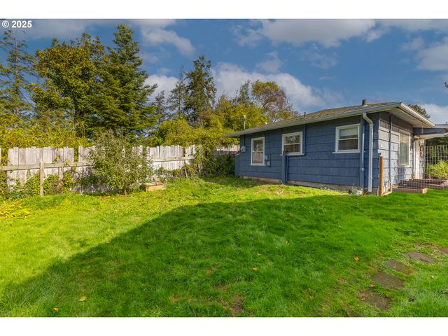 1713 MAPLE St, Myrtle Point, OR 97458