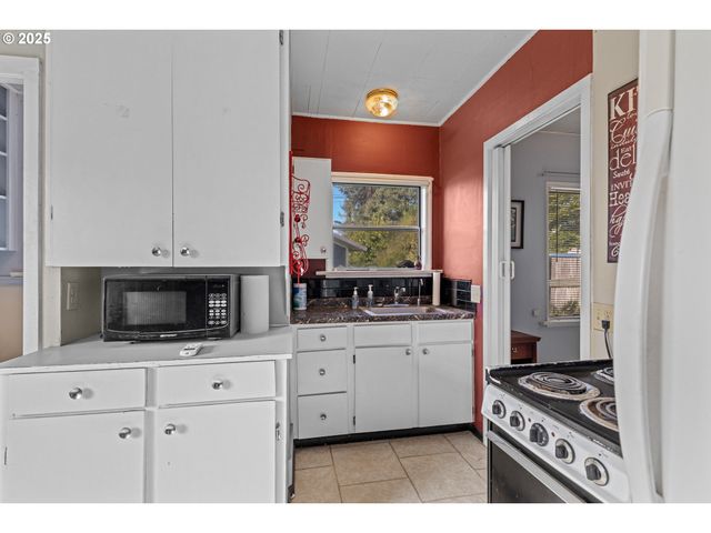 1713 MAPLE St, Myrtle Point, OR 97458