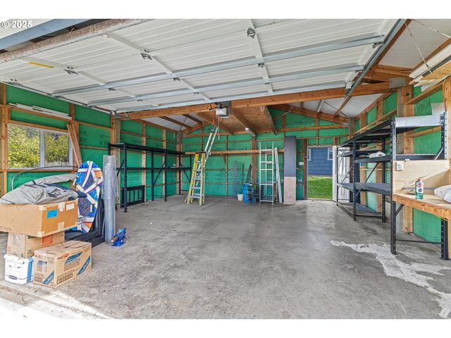 1713 MAPLE St, Myrtle Point, OR 97458