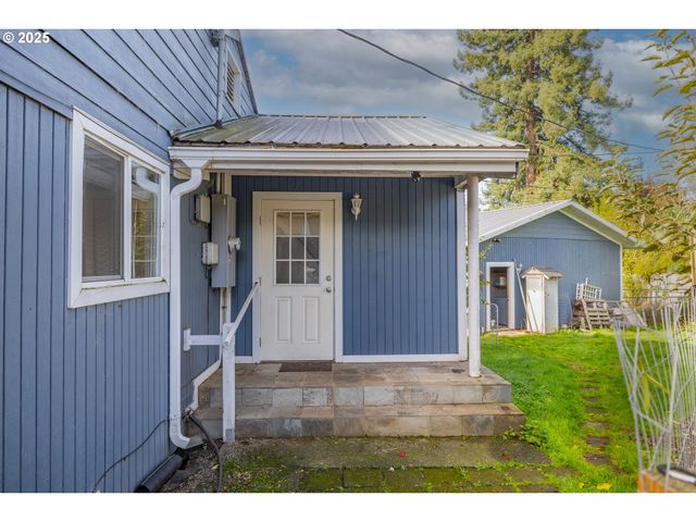 1713 MAPLE St, Myrtle Point, OR 97458