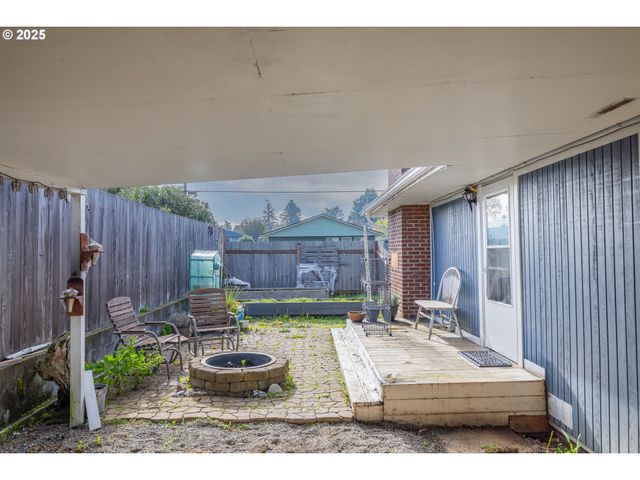 1713 MAPLE St, Myrtle Point, OR 97458