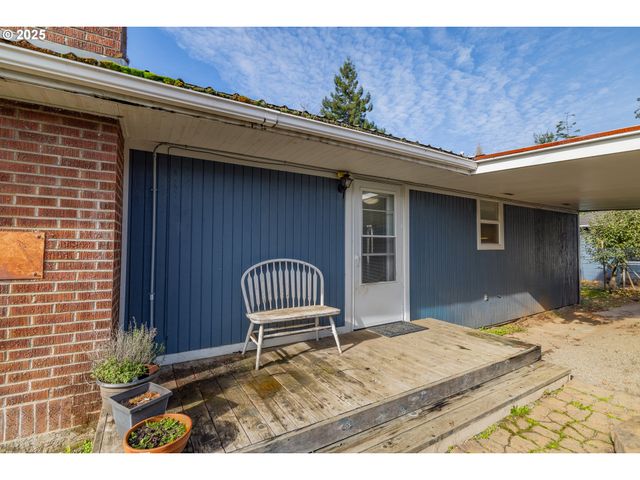 1713 MAPLE St, Myrtle Point, OR 97458