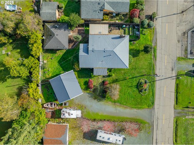 1713 MAPLE St, Myrtle Point, OR 97458