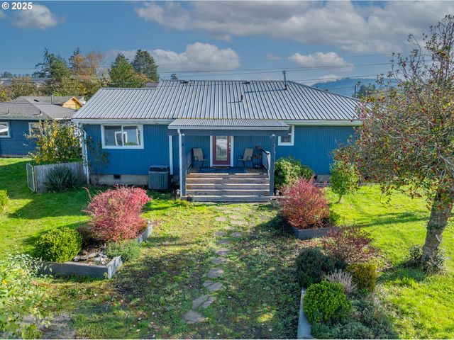 1713 MAPLE St, Myrtle Point, OR 97458