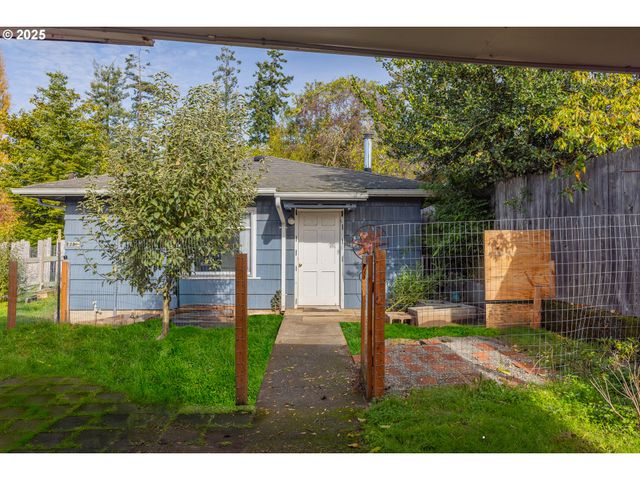 1713 MAPLE St, Myrtle Point, OR 97458