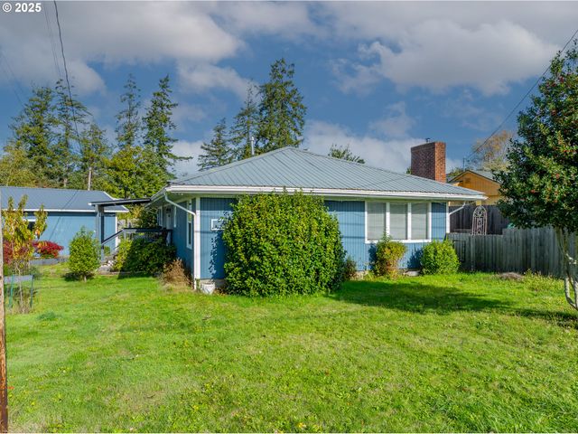 1713 MAPLE St, Myrtle Point, OR 97458