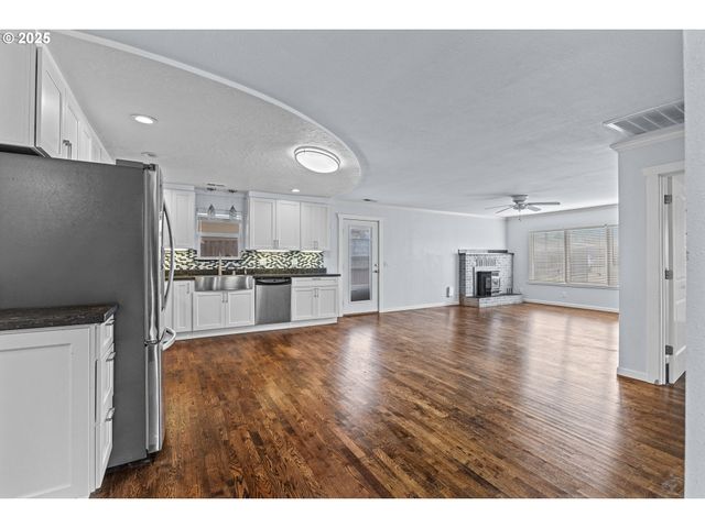 1713 MAPLE St, Myrtle Point, OR 97458