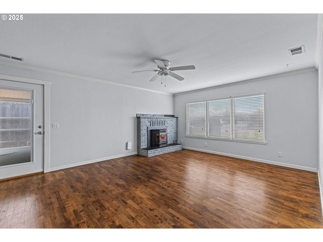 1713 MAPLE St, Myrtle Point, OR 97458