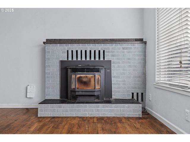 1713 MAPLE St, Myrtle Point, OR 97458