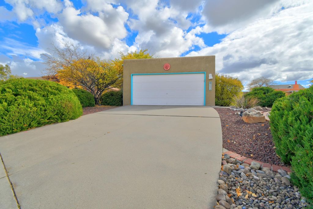 5624 Amigo Way NE, Albuquerque, NM 87111