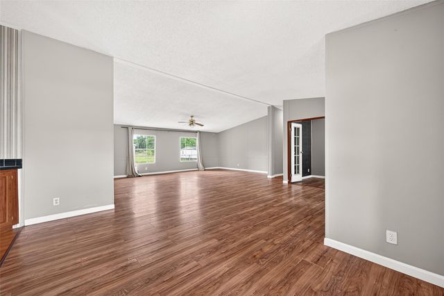 5982 Waukegan Rd, Conroe, TX 77306