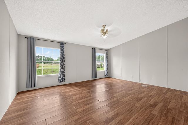 5982 Waukegan Rd, Conroe, TX 77306