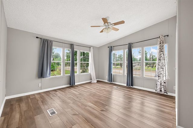 5982 Waukegan Rd, Conroe, TX 77306
