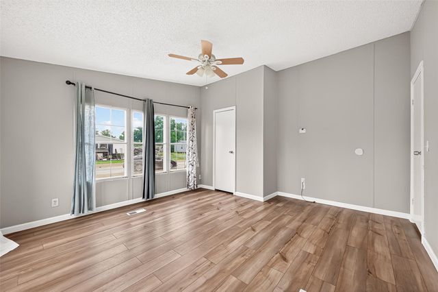 5982 Waukegan Rd, Conroe, TX 77306