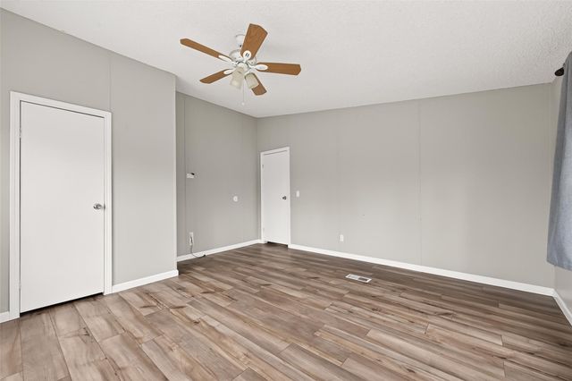 5982 Waukegan Rd, Conroe, TX 77306