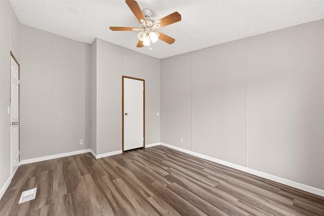 5982 Waukegan Rd, Conroe, TX 77306