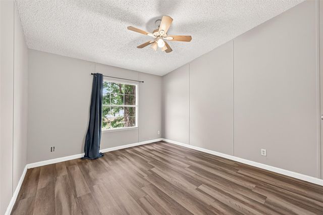5982 Waukegan Rd, Conroe, TX 77306