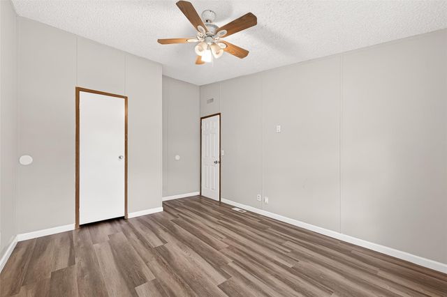 5982 Waukegan Rd, Conroe, TX 77306