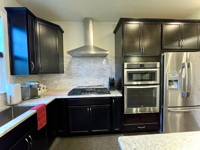 4 ANDREW Lane, Hawthorn Woods, IL 60047