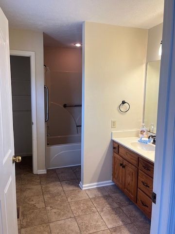 1180 White Dr, Lewisburg, TN 37091