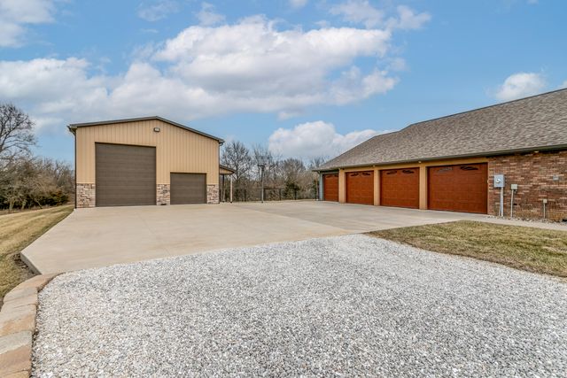 11033 E TIMMONS RD, Centralia, MO 65255