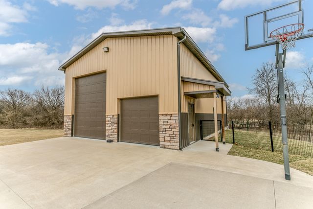 11033 E TIMMONS RD, Centralia, MO 65255