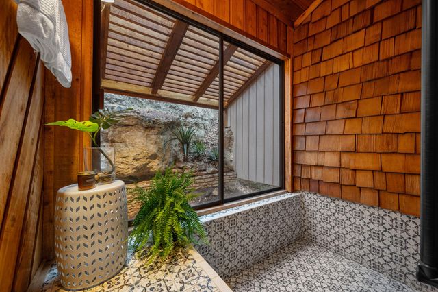 403 Coventry RD, Spicewood, TX 78669