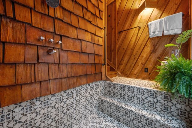 403 Coventry RD, Spicewood, TX 78669