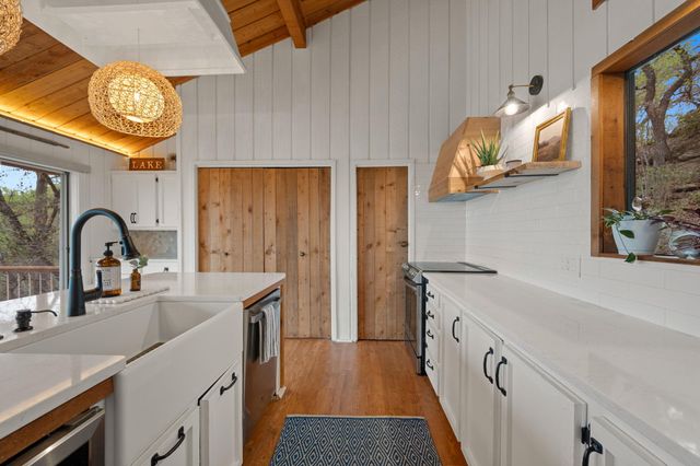 403 Coventry RD, Spicewood, TX 78669