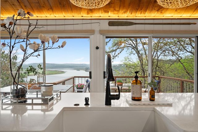 403 Coventry RD, Spicewood, TX 78669