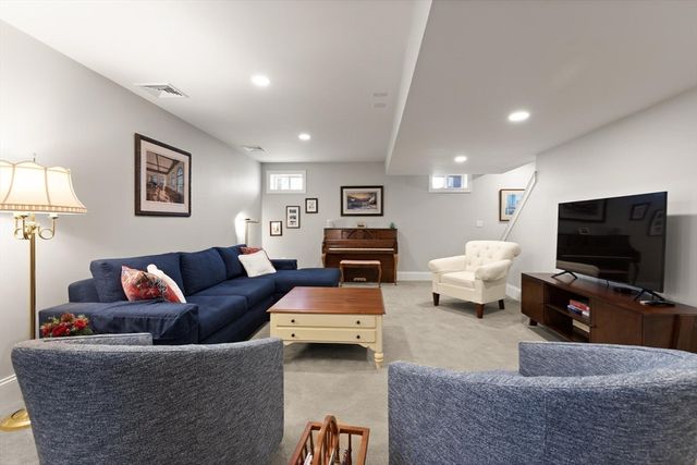 300 Lafayette Ave, Wrentham, MA 02093