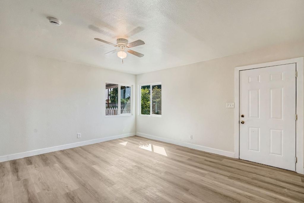 Image 9 of property listing at 1017 E Vine Avenue, Fresno, CA 93706