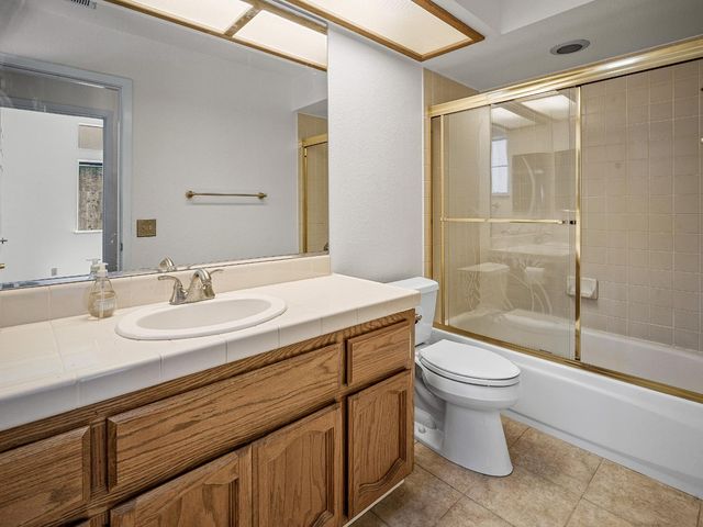 9677 Soaring Oaks Dr, Elk Grove, CA 95758