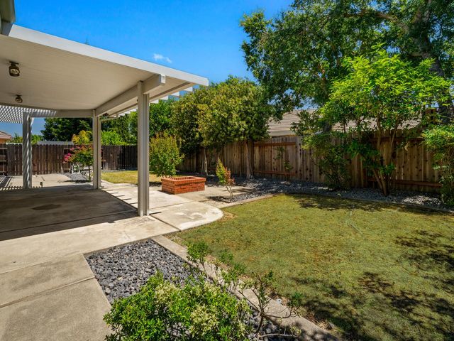 9677 Soaring Oaks Dr, Elk Grove, CA 95758