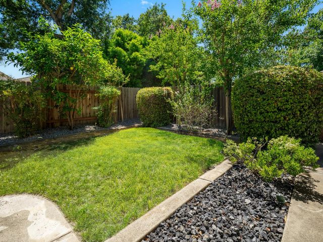 9677 Soaring Oaks Dr, Elk Grove, CA 95758