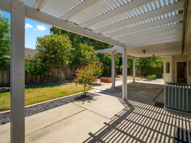 9677 Soaring Oaks Dr, Elk Grove, CA 95758