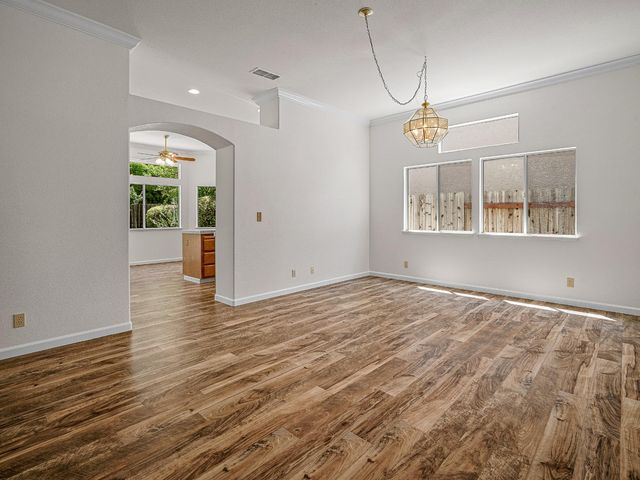 9677 Soaring Oaks Dr, Elk Grove, CA 95758