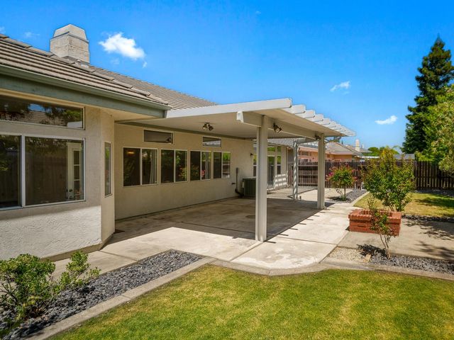 9677 Soaring Oaks Dr, Elk Grove, CA 95758