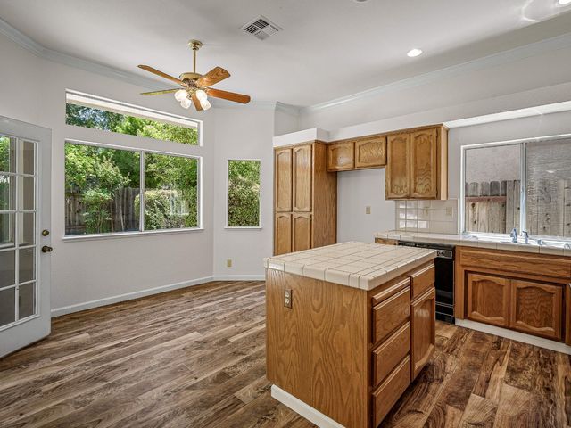 9677 Soaring Oaks Dr, Elk Grove, CA 95758