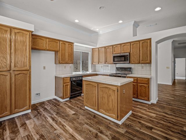 9677 Soaring Oaks Dr, Elk Grove, CA 95758