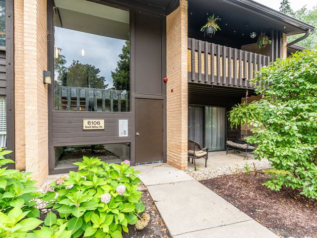 6106 Knoll Valley Drive 102, Willowbrook, IL 60527