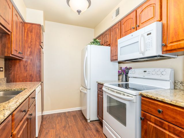 6106 Knoll Valley Drive 102, Willowbrook, IL 60527