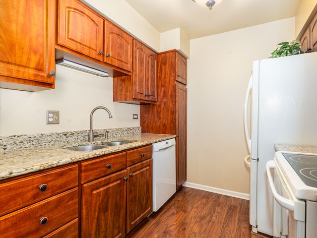 6106 Knoll Valley Drive 102, Willowbrook, IL 60527